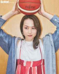 田中真美子さんのバスケットボールを持った写真