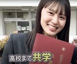 塚本恋乃葉の卒業証書を持った写真