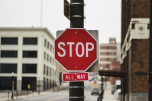 「STOP」の標識の写真