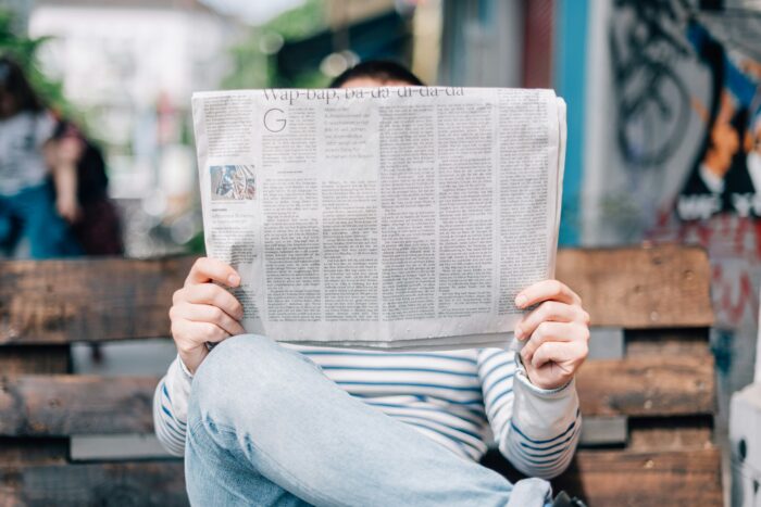 新聞を読む人の写真