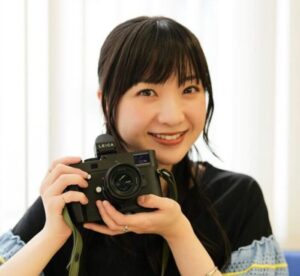 カメラを構える有安杏果の写真