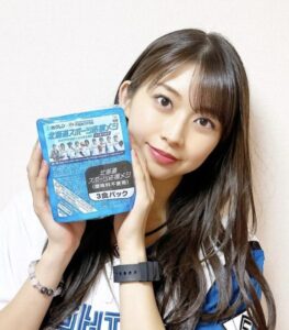 「北海道スポーツ応援メシ」を持つ牧野真莉愛の写真