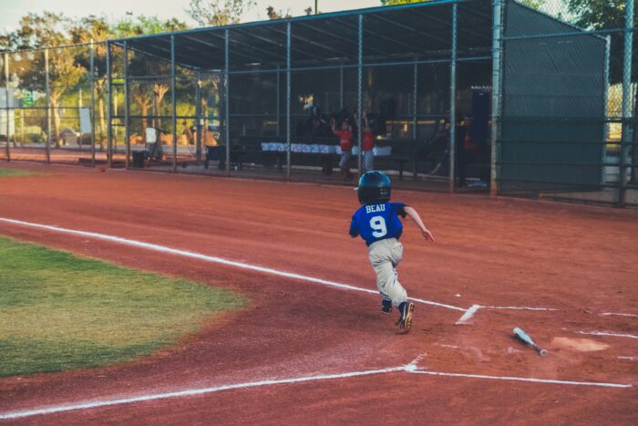 野球をする子供の写真