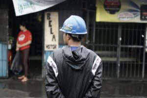 ヘルメットを被った男性の後ろ姿の写真